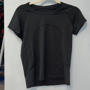 women’s LuLulemon short sleeve swiftly tech race length
